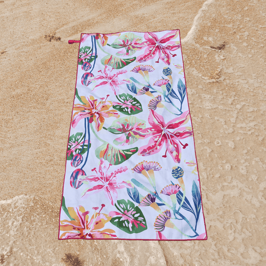 Vorderansicht des FiNo Adventure Towels „Fiesta Flora“ – leicht, kompakt, farbenfroh