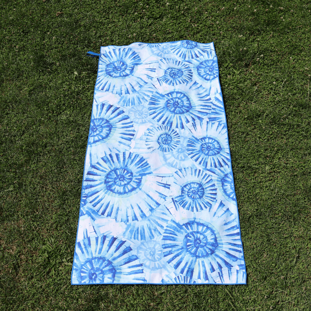 FiNo Adventure Towel - Version Ocean Shell (front view)