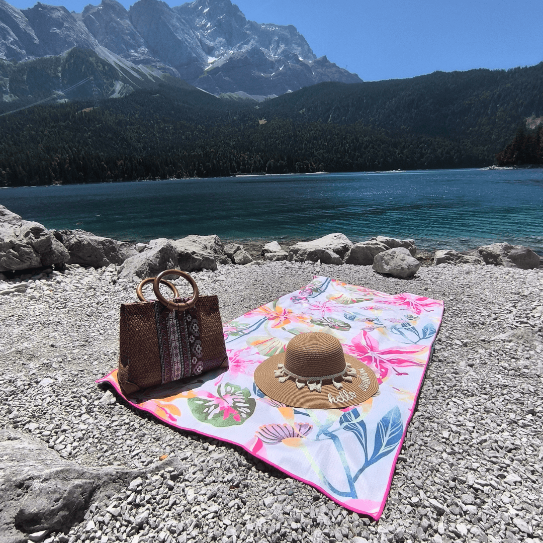 Präsentation des Designs „Fiesta Flora“ – FiNo Adventure Towel Mikrofaser-Reisehandtuch am See