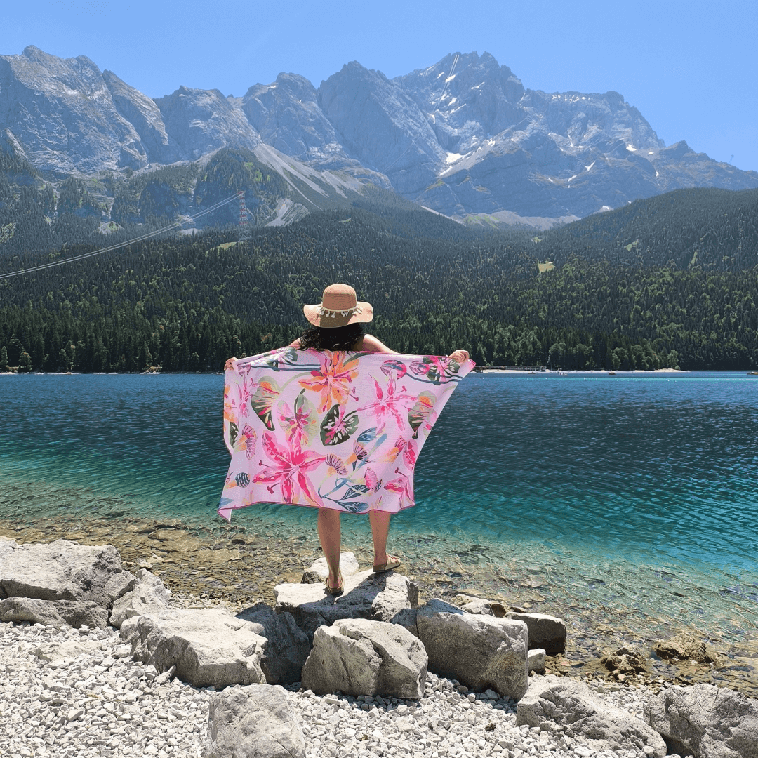 „Fiesta Flora“ Mikrofaser-Handtuch von FiNo Adventure Gear – Outdoor-Szene mit Bergkulisse