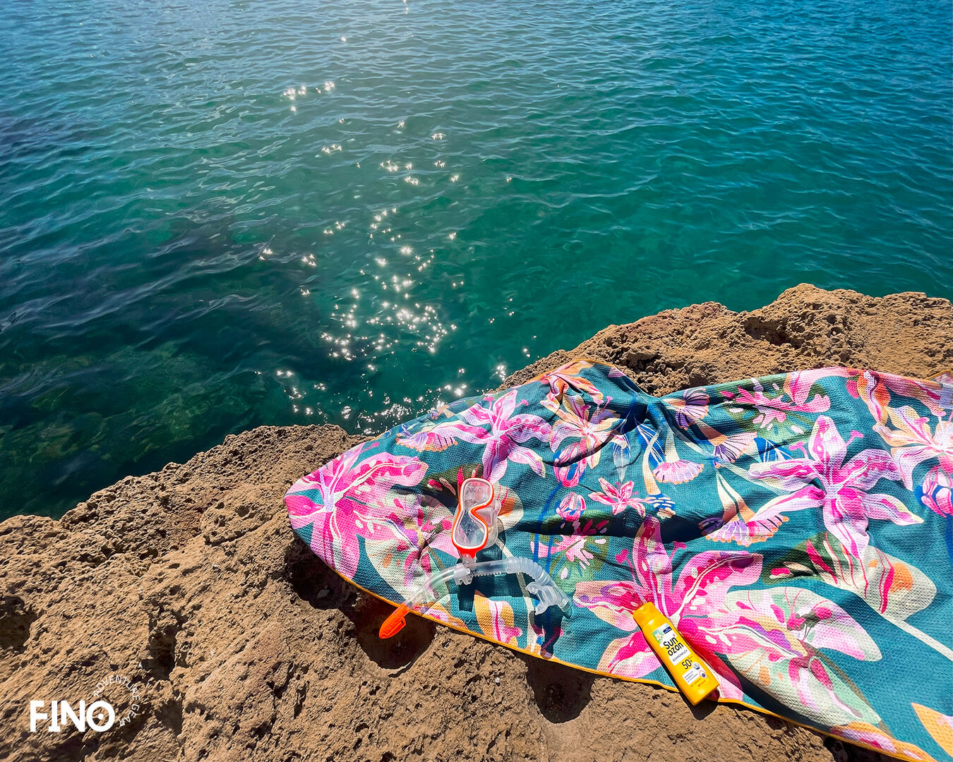 FiNo Adventure Towel Mikrofaser-Reisehandtuch am Meer – ideal für Sommer, Strand & Outdoor-Abenteuer