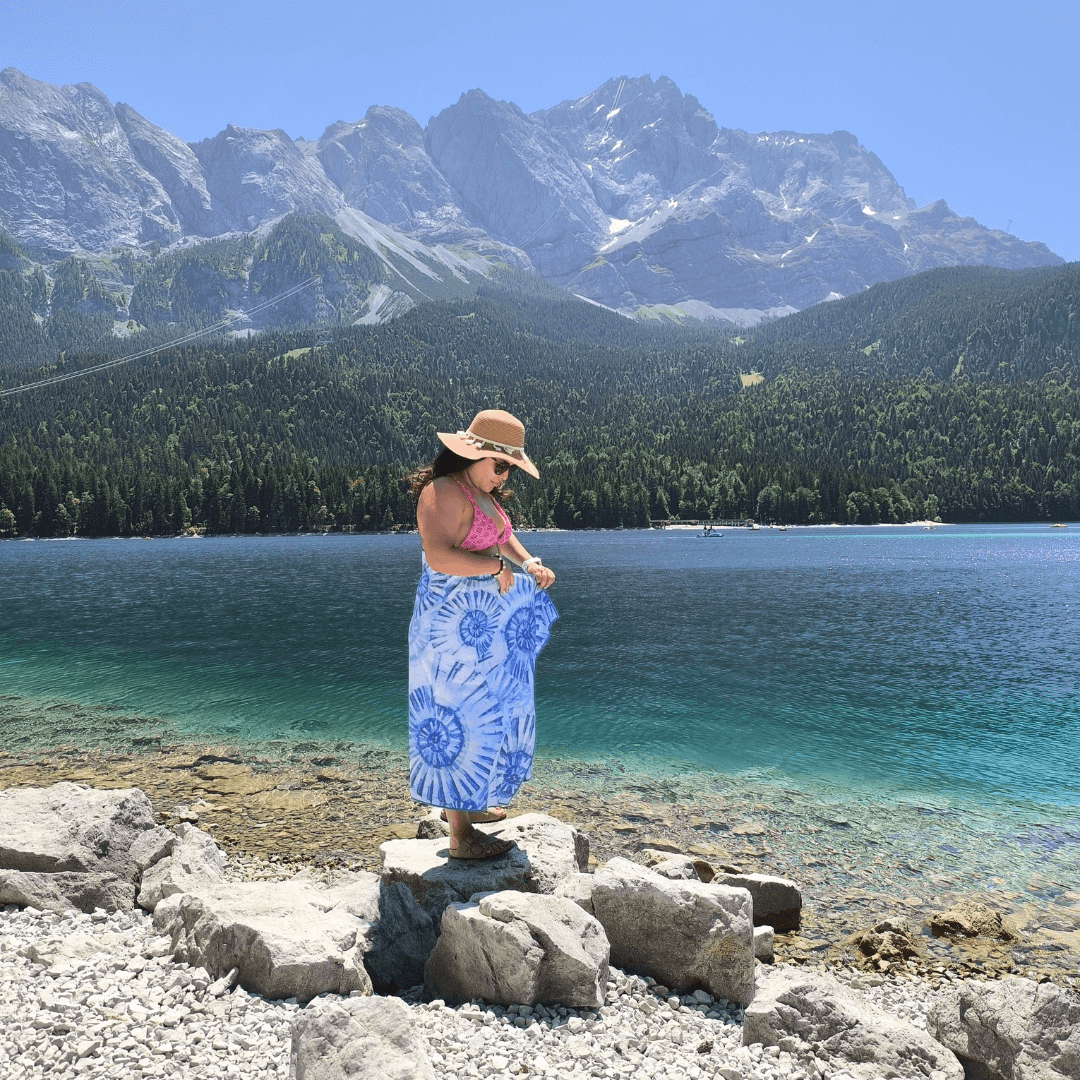FiNo Adventure Towel Mikrofaser-Reisehandtuch „Ocean Shell“ in Verwendung – am Seeufer mit klarer Wasseroberfläche