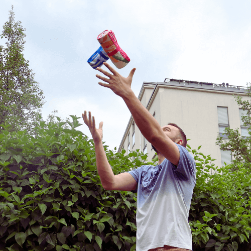 Person mit FiNo Adventure Towels Reisehandtücher im Grünen – symbolisiert Kundenzufriedenheit mit Outdoor-Ausrüstung